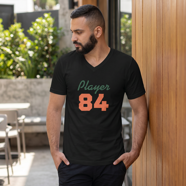 Unisex V-Ausschnitt T-Shirt aus 100% Baumwolle in S bis XL, bequemes Basic von BUYATHOME24, weißes T-Shirt auf Bild.