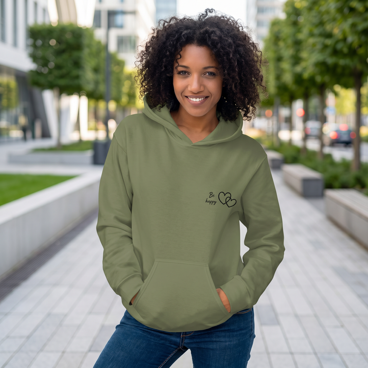 Stick Hoodie von BUYATHOME24, Unisex Kapuzenpullover aus Baumwolle mit "Be Happy" Grafik, in S bis 5XL erhältlich.