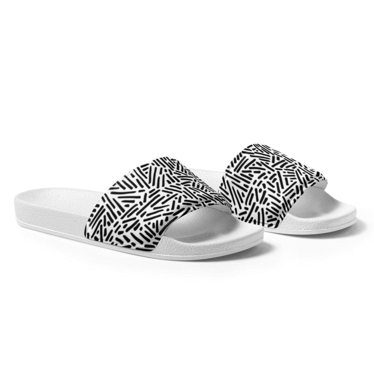 Damen- und Mädchensandalen aus Kunstleder in Größe 36-44, bequeme Badeschuhe von BUYATHOME24 auf einem weißen Hintergrund