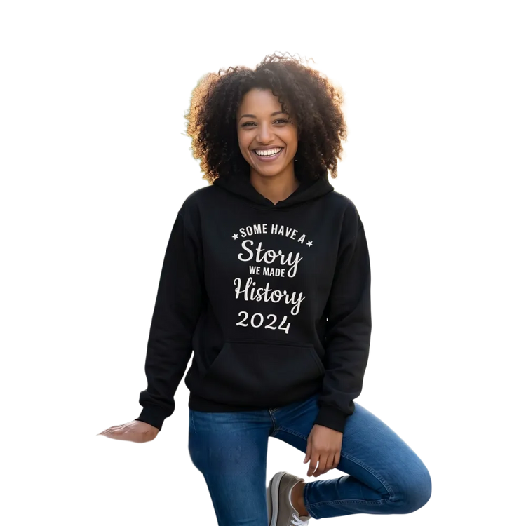 Grafik Damen Hoodie von BUYATHOME24, personalisierbarer Baumwoll-Kapuzenpullover in S-5XL, getragen von einer Person.