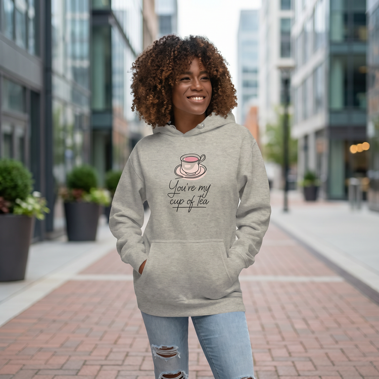 Grafikhoodie für Damen von BUYATHOME24, bequemer Hoodie in S bis 3XL mit modernen Design und Kapuze.