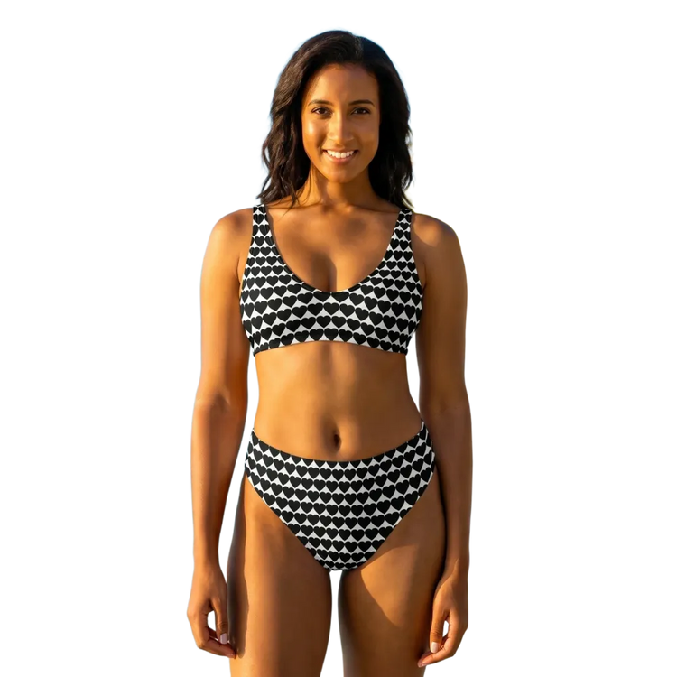 Damen Bikini von BUYATHOME24, schnelltrocknend mit Einlagen, in den Größen XS bis 3XL, zeigt das Oberteil und Hose in lebendigen Farben
