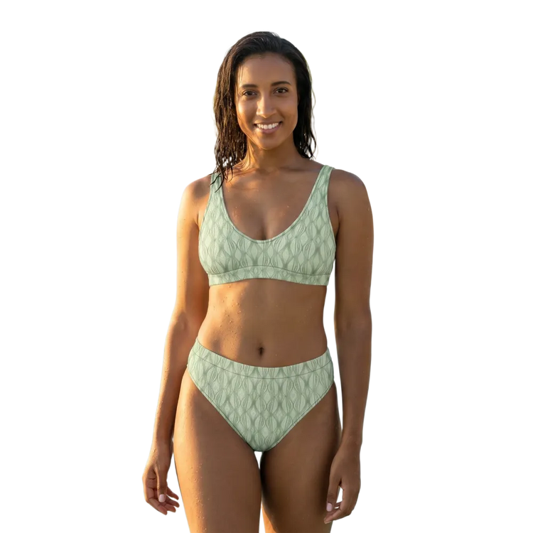 Damen Bikini von BUYATHOME24, schnelltrocknend mit Einlagen, in XS bis 3XL, zeigt das Bikini-Oberteil mit bunten Mustern.