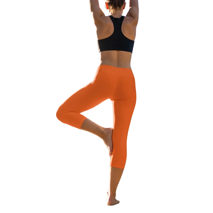 Damen Capri-Leggings von BUYATHOME24 in XS-XL mit UV-Schutz, sportlich und personalisierbar, auf weißem Hintergrund.