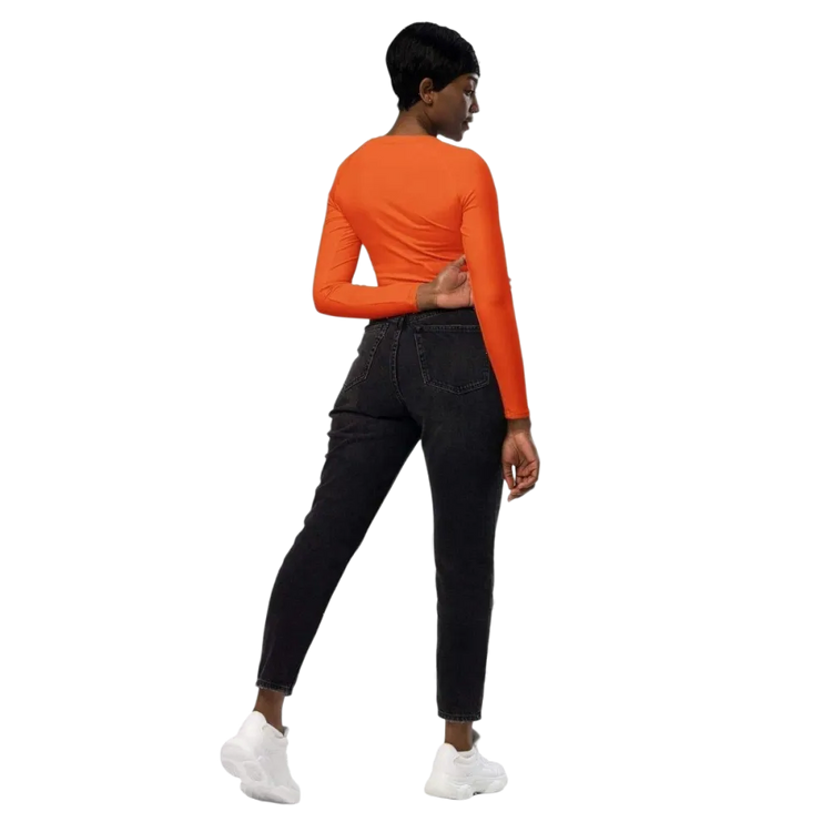 Damen Langarm Crop Top von BUYATHOME24, bequemes Fitness-Trainingstop in 2XS-6XL, mit Textildruck, auf weißem Hintergrund.