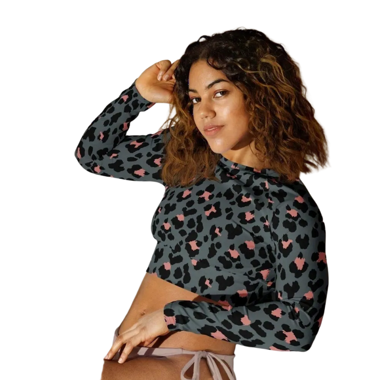 Damen Langarm Crop Top von BUYATHOME24, schnelltrocknend, in 2XS-6XL, zeigt den stilvollen, bequemen Schnitt und das Textildruckdesign.