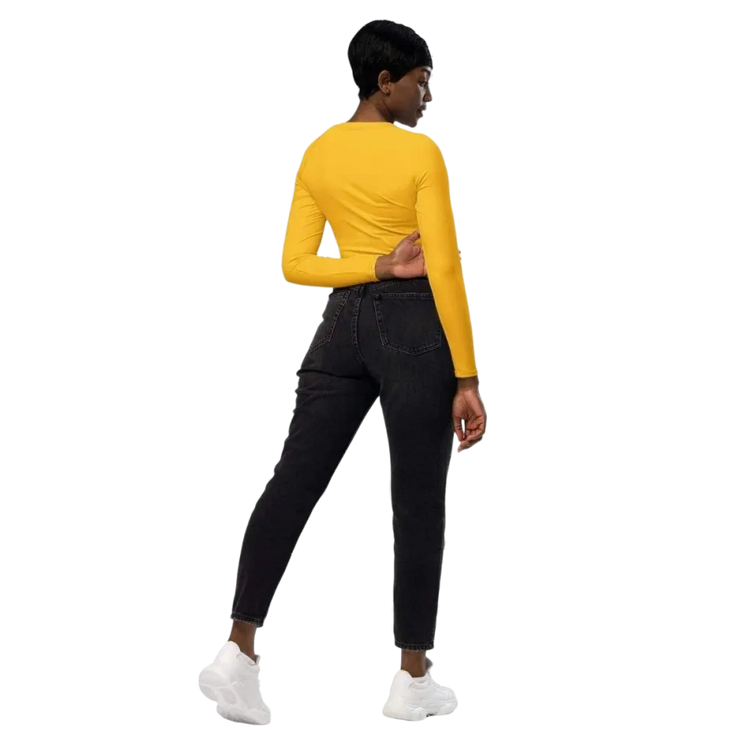 Damen Langarm Crop Top von BUYATHOME24, tailliertes Fitness-Shirt in 2XS-6XL, mit Textildruck, getragen von einer Frau.