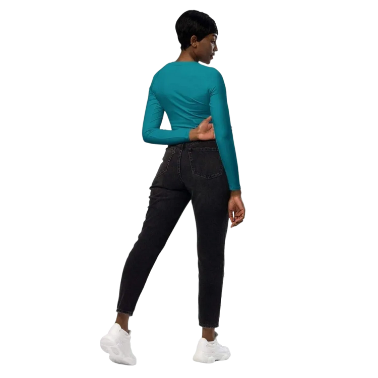 Damen Langarm Crop Top von BUYATHOME24, schnelltrocknend, in 2XS bis 6XL, mit Textildruck, auf einem modell in neutralem Hintergrund