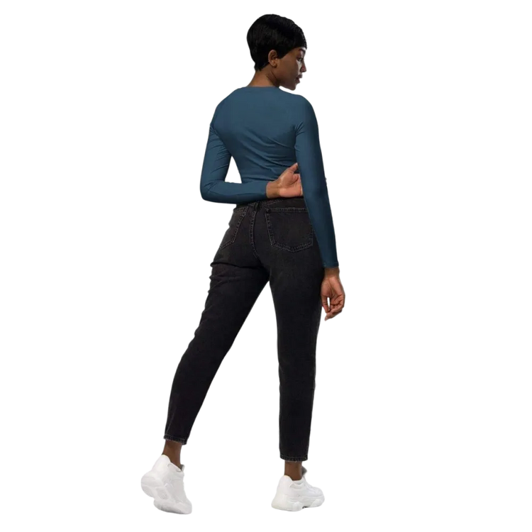 Damen Langarm Crop Top von BUYATHOME24, bauchfrei, schnelltrocknend, in 2XS-6XL, liegt flach auf weißem Hintergrund
