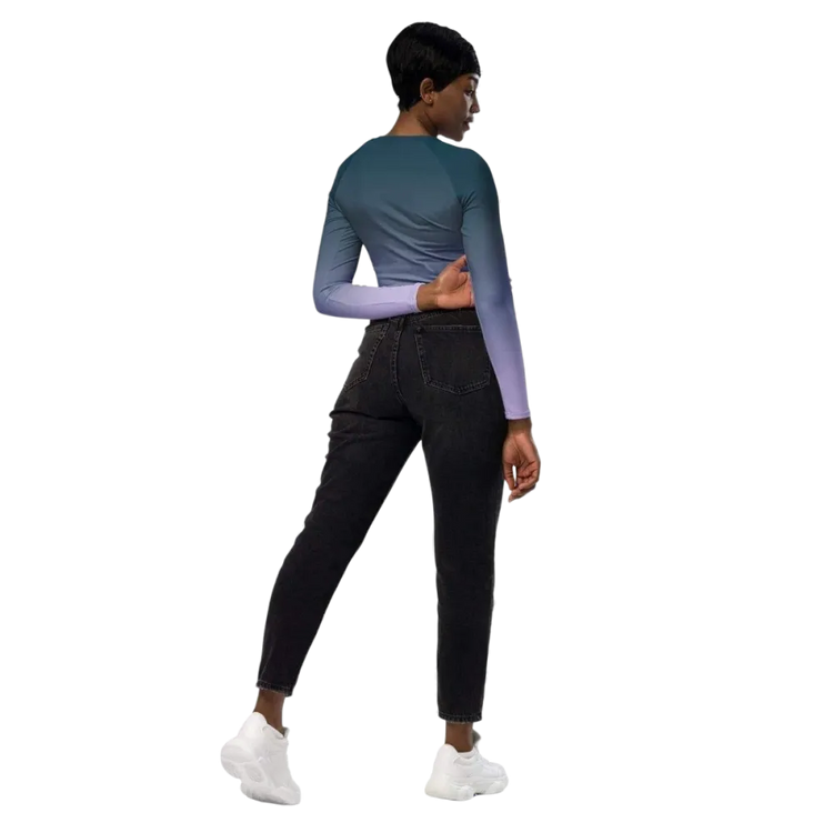 Damen Langarm-Crop-Top von BUYATHOME24, bauchfrei, fitnessfreundlich, in 2XS-6XL, mit Textildruck auf weißem Hintergrund