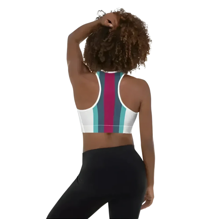 Damen Sport-BH mit Polstern in XS bis 2XL von BUYATHOME24, aus flexiblem Vier-Wege-Stretch, auf Textildruck-Hintergrund.
