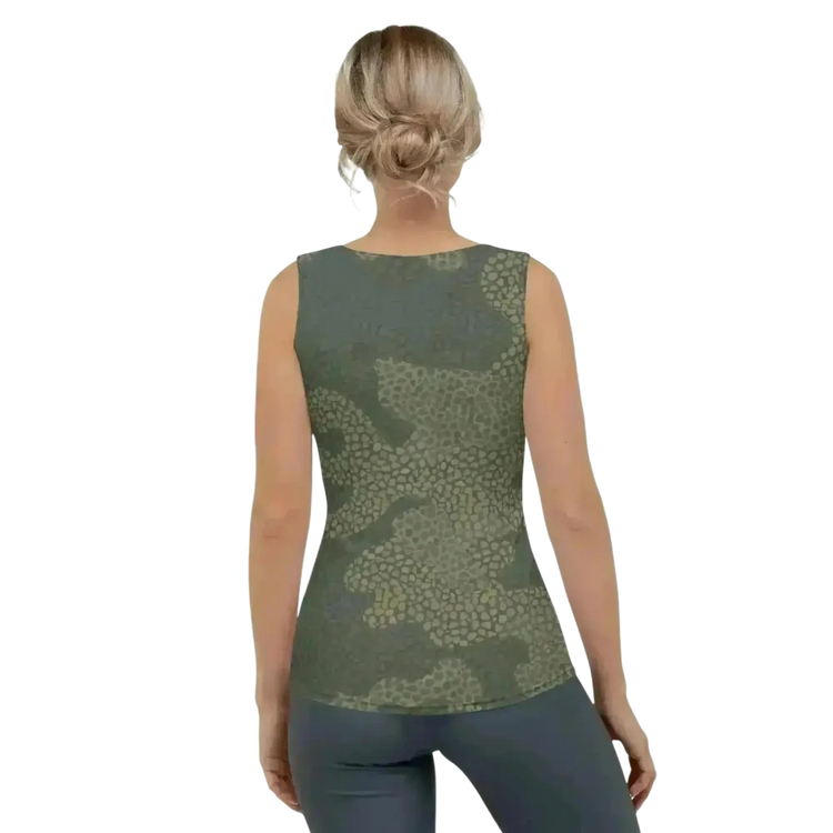 Damen Sport Tanktop im Camouflage-Design von BUYATHOME24, mit Vier-Wege-Stretch, in XS bis XL, auf einem weißen Hintergrund.