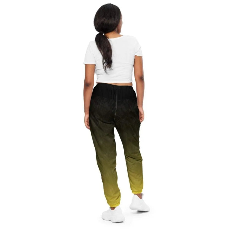 Schwarz-gelbe Unisex Trainingshose von BUYATHOME24, wasserabweisende Sporthose in XS bis 3XL, bequem und sportlich.