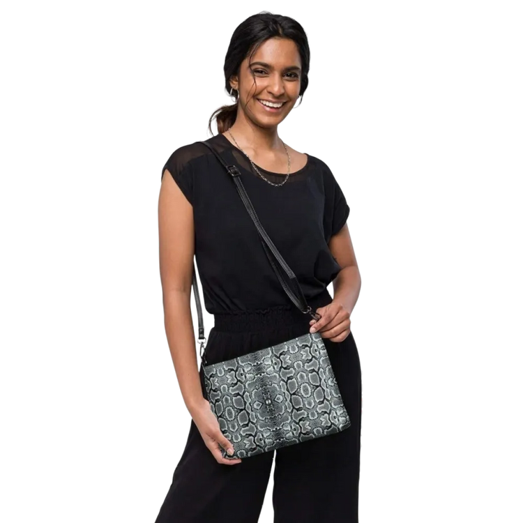 Damen Umhängetasche aus Kunstleder von BUYATHOME24, 27x20x3 cm, mit verstellbarem Riemen und dekorativem Druck.