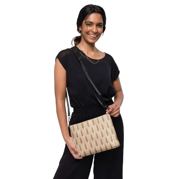 Damen-Umhängetasche aus Kunstleder mit verstellbarem Riemen, Maße 27 x 20 x 3 cm, in elegantem Design.