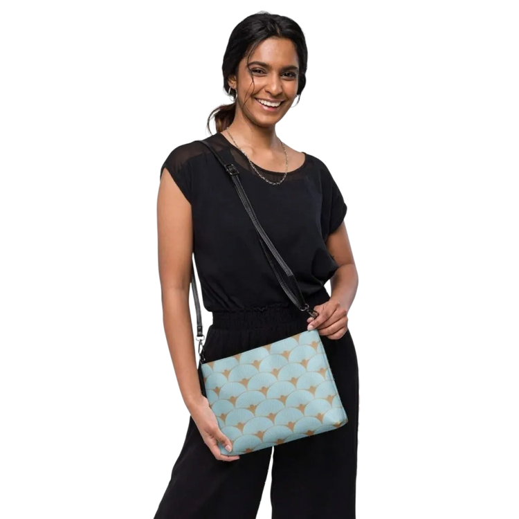 Damen Umhängetasche aus Kunstleder mit Druck, Maße 27x20x3 cm, in modernen Design, tragbar über die Schulter.
