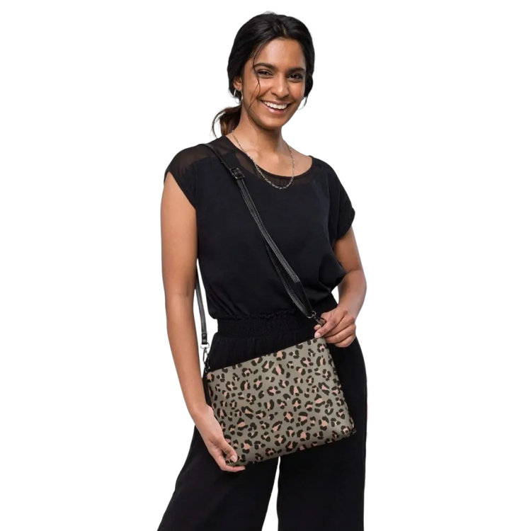 Damen Umhängetasche aus Kunstleder mit Leopard Druck, Maße 27x20x3 cm, von BUYATHOME24, modisches Accessoire mit Tiermuster