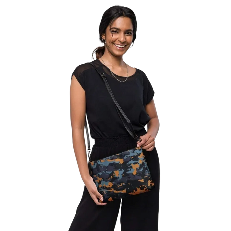 Damen Umhängetasche aus Kunstleder mit Reißverschluss, 27x20x3 cm, in schwarzem Druckdesign von BUYATHOME24