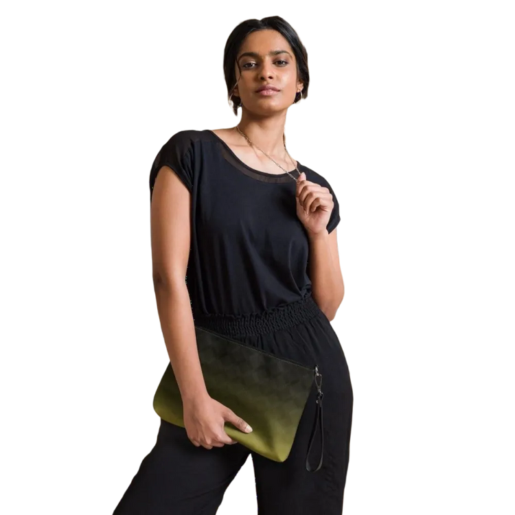 Damen Kunstleder Handtasche von BUYATHOME24, weiße Schultertasche, 27x20x3 cm, mit Druck und praktischen Tragegriffen.