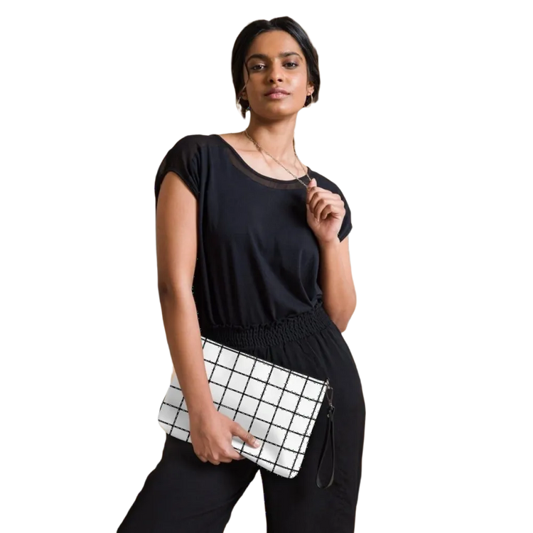 Damen Handtasche aus Kunstleder, 27x20x3 cm, Schultertasche in Weiß, von BUYATHOME24, mit Druckmuster.