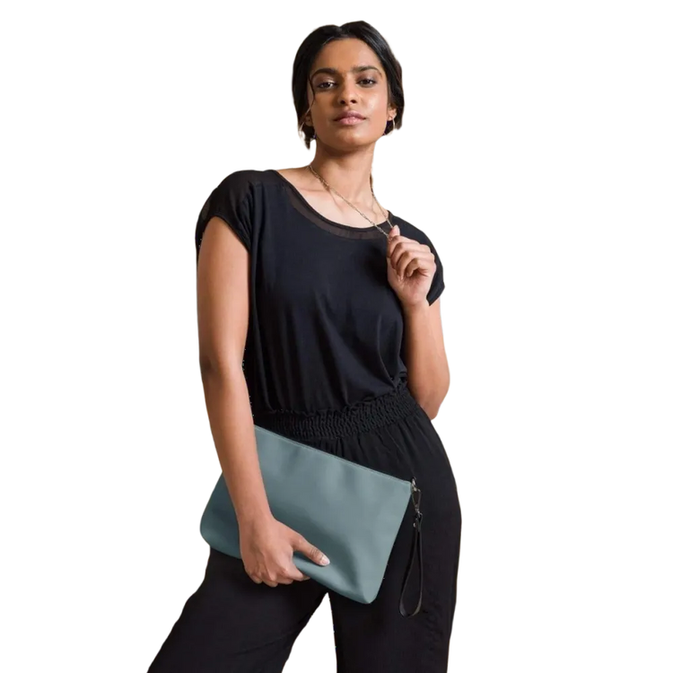 Damen Umhängetasche aus weißem Kunstleder, 27x20x3 cm, verstellbarer Schultergurt, stilvolle Tasche von BUYATHOME24