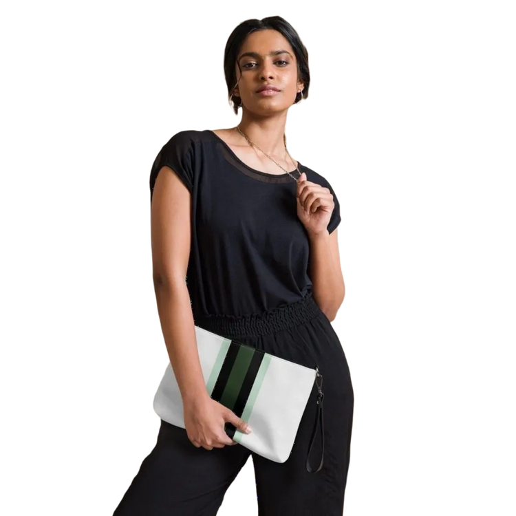 Damen Schultertasche aus Kunstleder, handgenäht, in Weiß, Maße 27x20x3 cm, von BUYATHOME24, mit Druckmuster