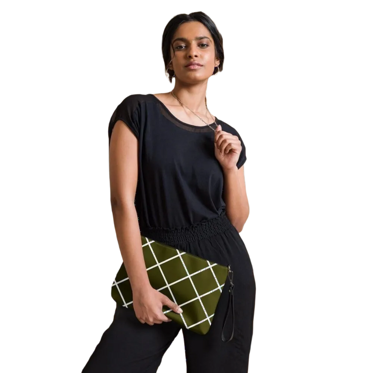Damen Kunstleder Handtasche von BUYATHOME24 mit verstellbarem Riemen, weiß, 27x20x3 cm, modisches Accessoire für Damen.