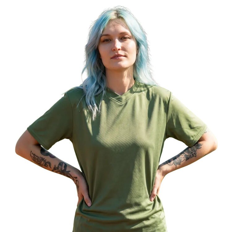 Unisex Fußball Sportshirt mit V-Ausschnitt, schnelltrocknend, in den Größen 2XS bis 6XL, von BUYATHOME24, auf einem Sportler getragen