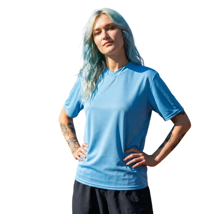 Unisex Fußball T-Shirt mit V-Ausschnitt, schnelltrocknend, personalisierbar, in verschiedenen Größen von BUYATHOME24.