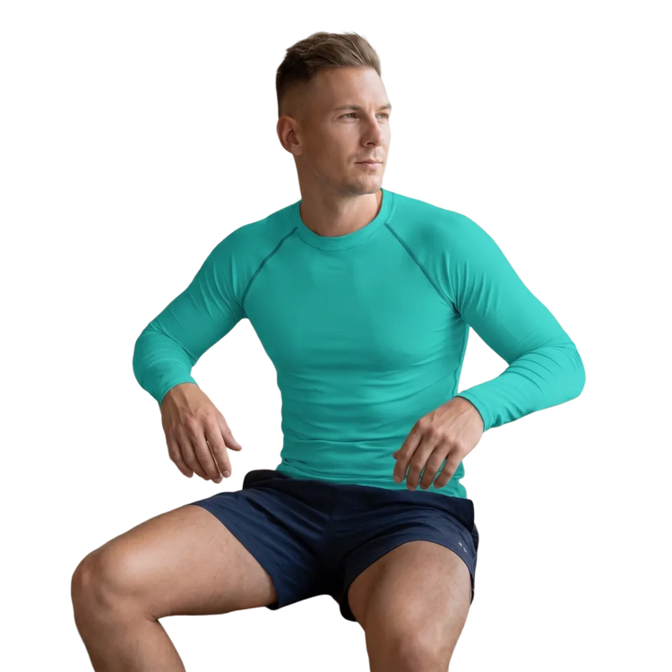 Hellblaues, langärmeliges Wassersportshirt für Herren von BUYATHOME24 mit UV-Schutz, erhältlich in XS bis 3XL