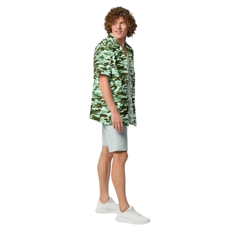 Unisex Kurzarmhemd von BUYATHOME24 in grünem Camouflage, atmungsaktiv, für 2XS bis 6XL, mit Textildruck, frontale Ansicht.
