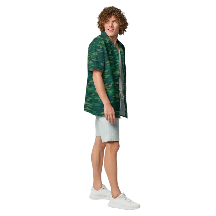 Unisex Kurzarmhemd in Grün Camouflage von BUYATHOME24, Polyester, für 2XS bis 6XL, mit Textildruck, sichtbares Hemd auf weißem Hintergrund.