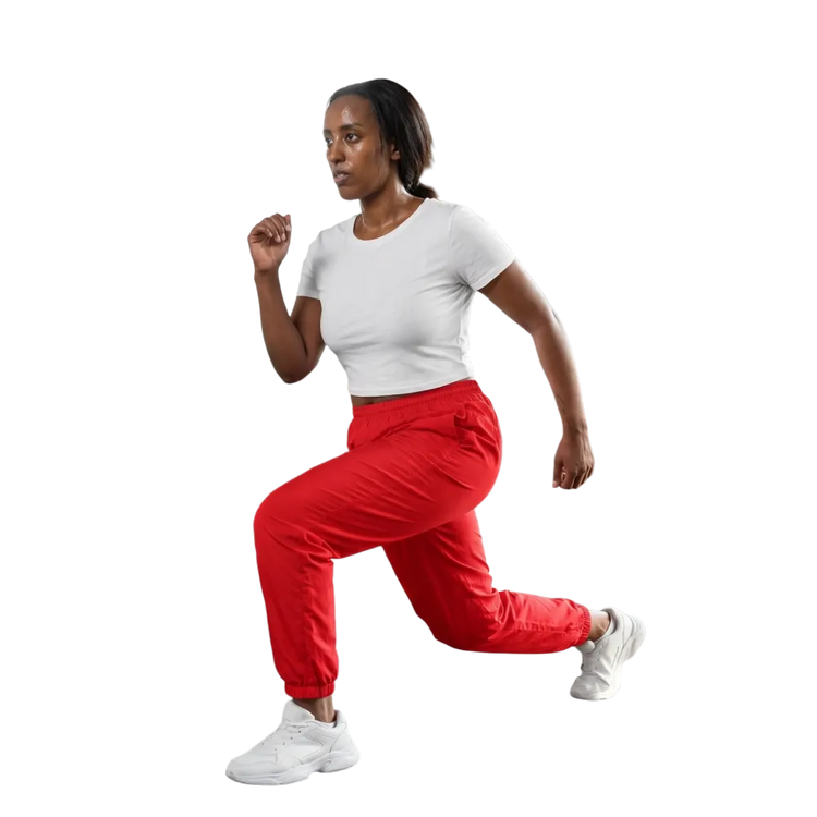 Rote Unisex Trainingshose von BUYATHOME24, wasserabweisende Sporthose in XS bis 3XL, bequem und sportlich für Training und Freizeit.