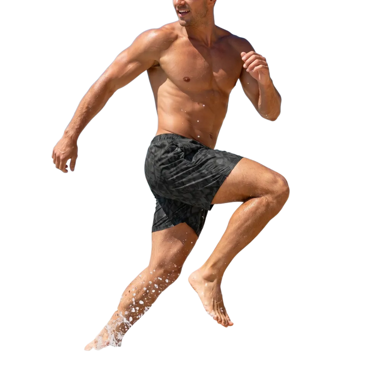 Schwarze Herren Badeshorts von BUYATHOME24, schnelltrocknend mit UV-Schutz 50+, in 2XS-6XL, liegen flach auf einem weißen Hintergrund.