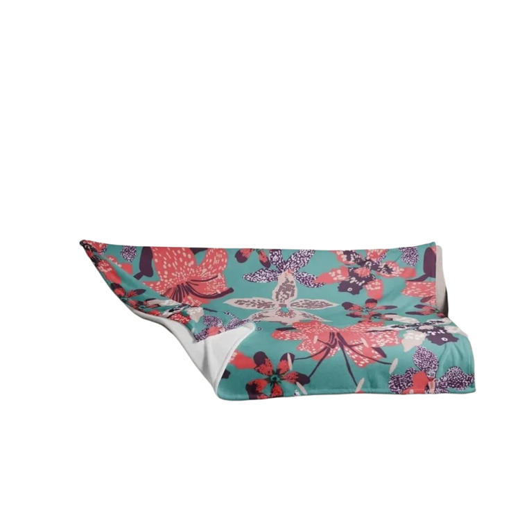Hypoallergene Polyester-Kuscheldecke 125x150 cm von BUYATHOME24, weiche Sofadecke zum Einkuscheln und Wohlfühlen.