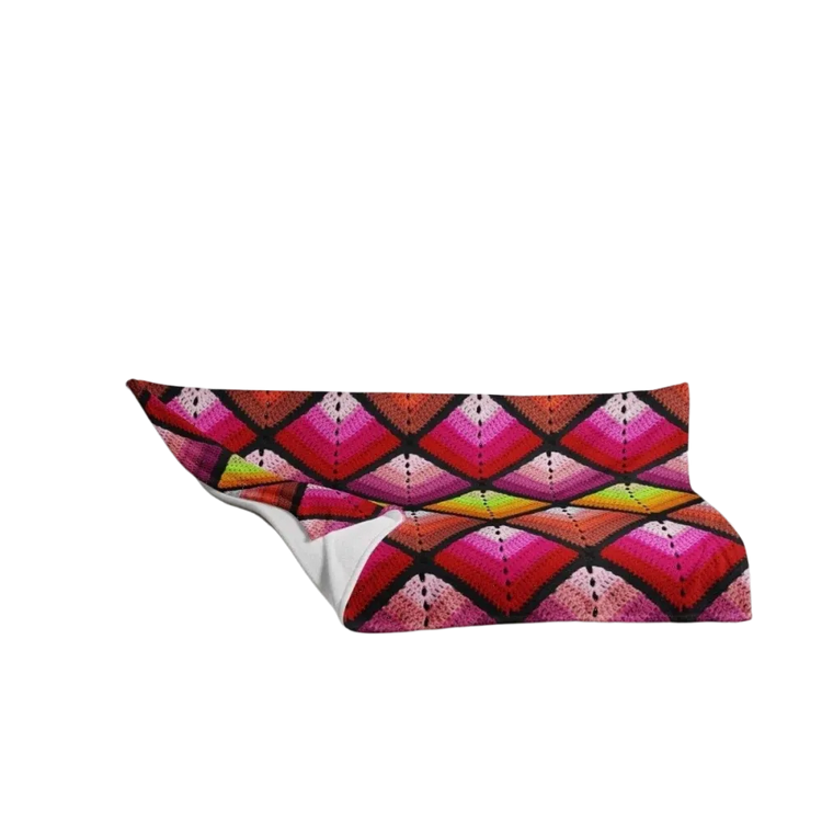 Weiche Kuscheldecke 125x150cm von BUYATHOME24, allergikerfreundliche Sofadecke aus Textil mit angenehmer Oberfläche.