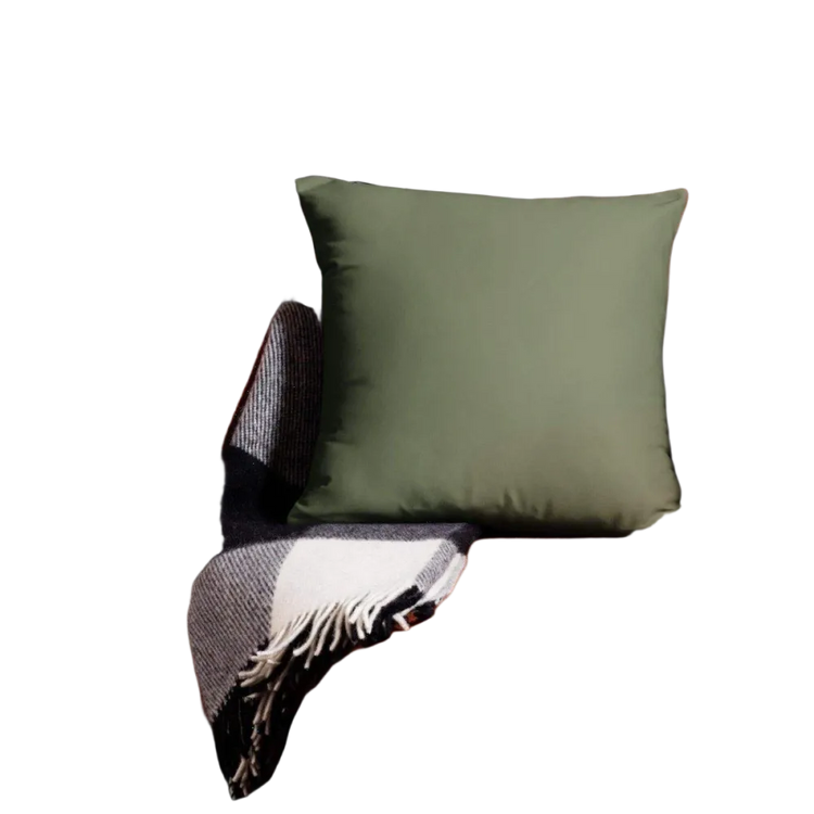 Handgenähtes Sofakissen 45x45 cm in verschiedenen Größen von BUYATHOME24 mit personalisierbarem Text, weiche Textiloberfläche.