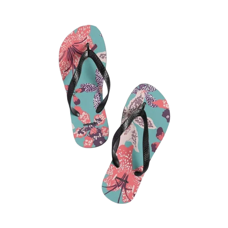 Unisex Strand Flip-Flops von BUYATHOME24, Polyester mit Gummisohle, personalisierbar, in Größe 37-45, auf Strand gelegt