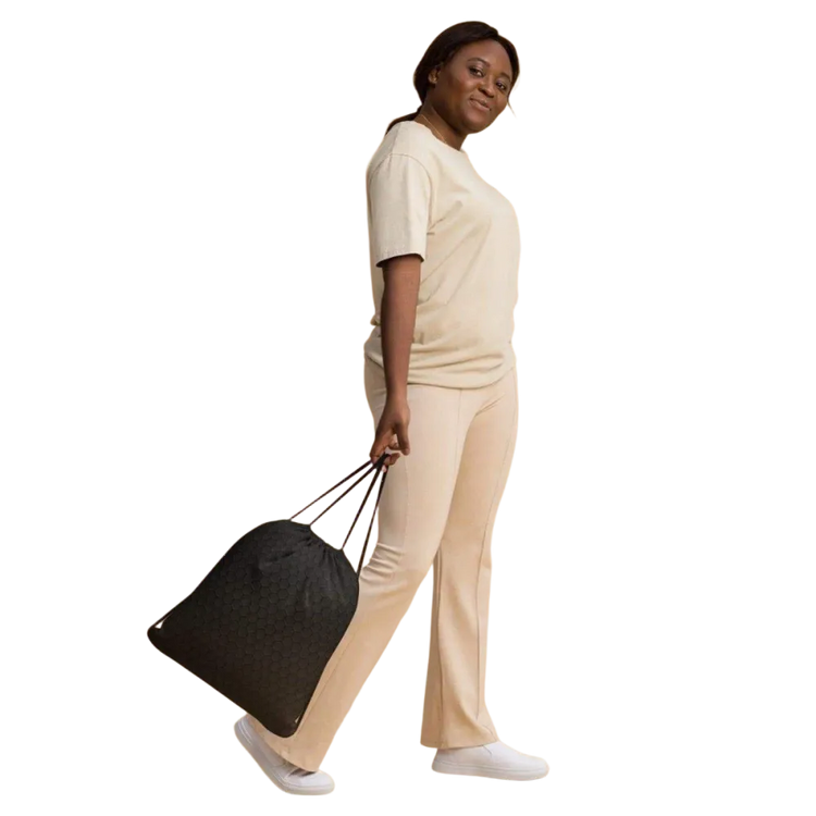 Schwarzer Polyester-Turnbeutel mit Textildruck, Maße 38 x 43 cm, von BUYATHOME24, sportlich und praktisch für unterwegs