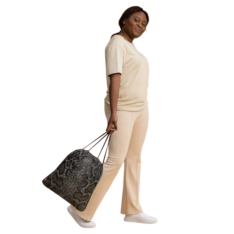 Turnbeutel aus Polyester, 38x43 cm, traglast 15kg, mit Textildruck, von BUYATHOME24, zeigt den schwarzen Tragetaschen mit Druck.