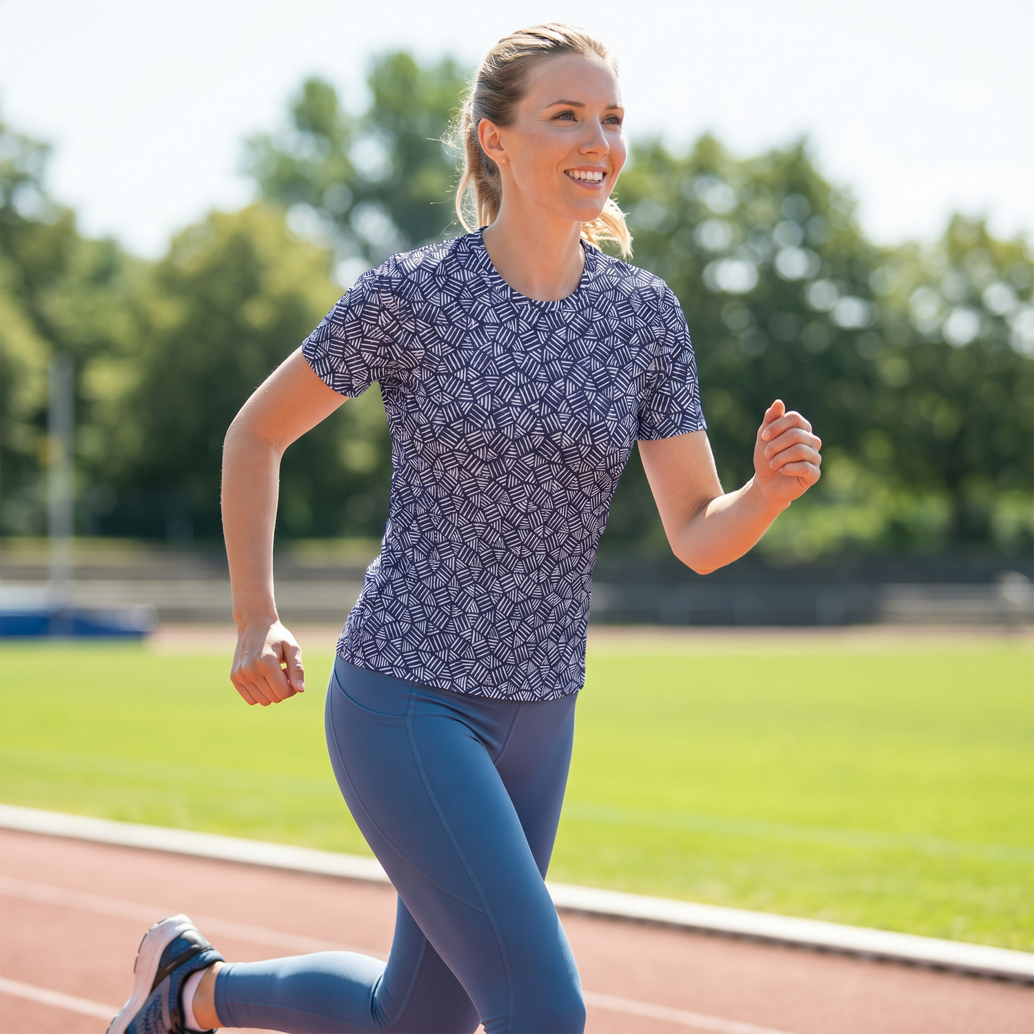 Damen Sportshirt aus Jersey mit Vier-Wege-Stretch in Blau, bequemes Fitness-Shirt für Damen, Größen XS bis 2XL.
