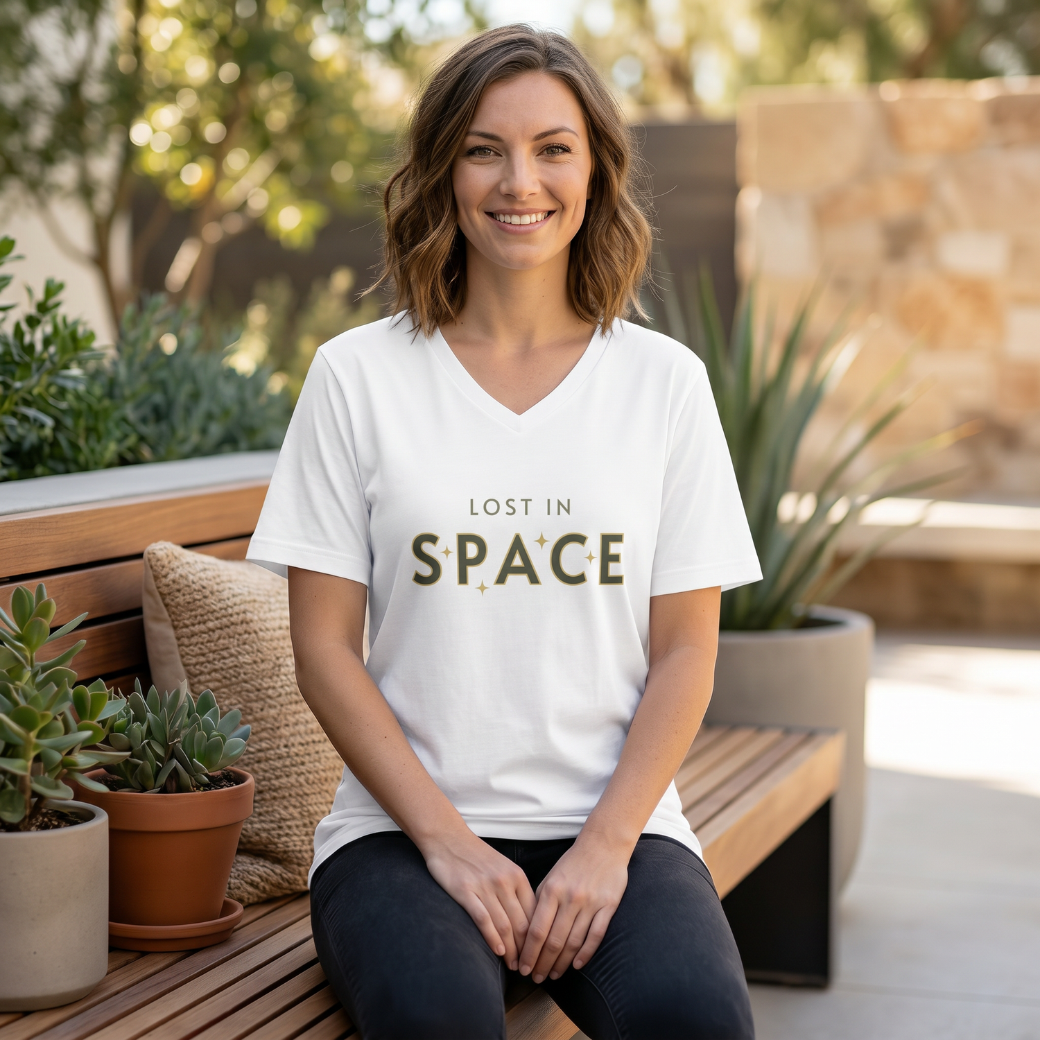 Generated lifestyle image for ▻ V-Ausschnitt I Herren & Damen T-Shirt S, M, L, XL, 2XL