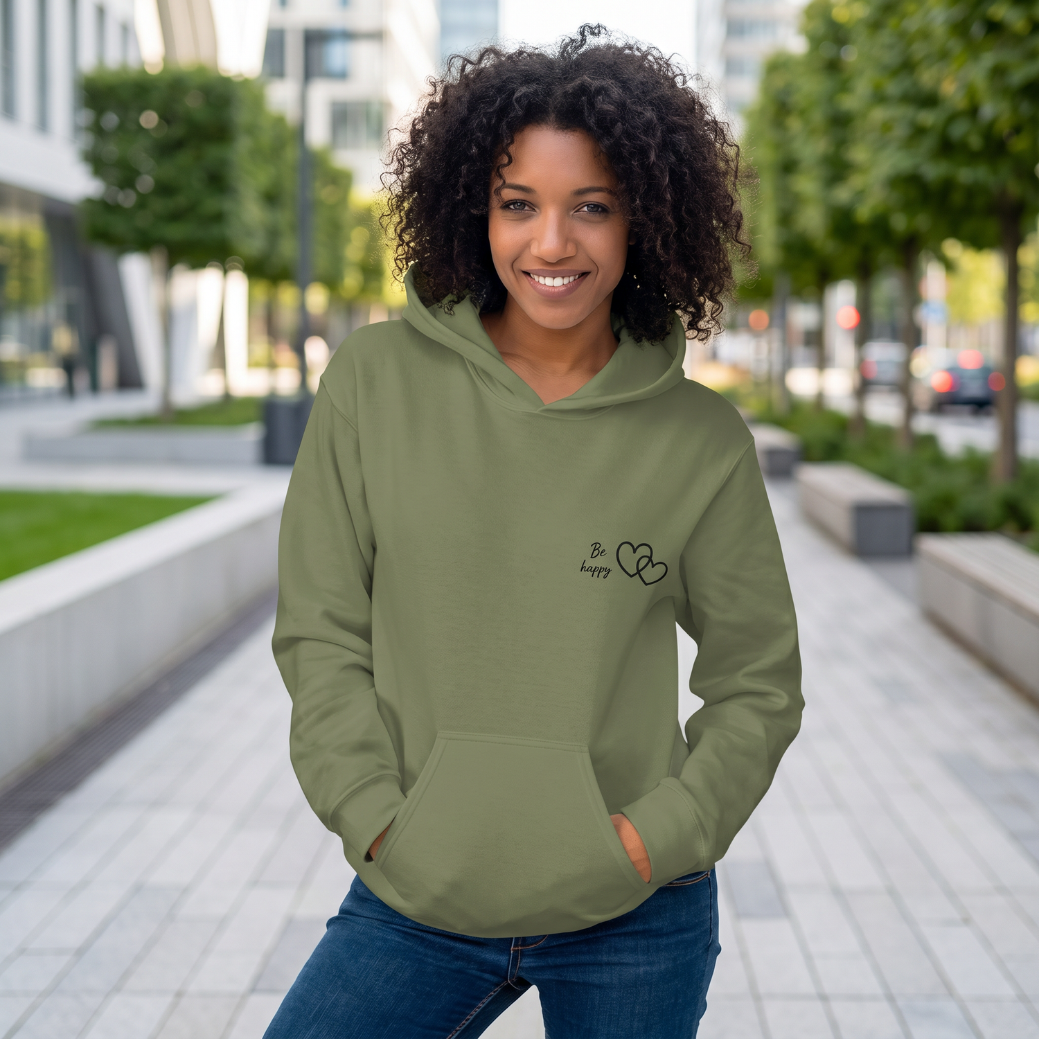 Stick Hoodie von BUYATHOME24, Unisex Kapuzenpullover aus Baumwolle mit "Be Happy" Grafik, in S bis 5XL erhältlich.