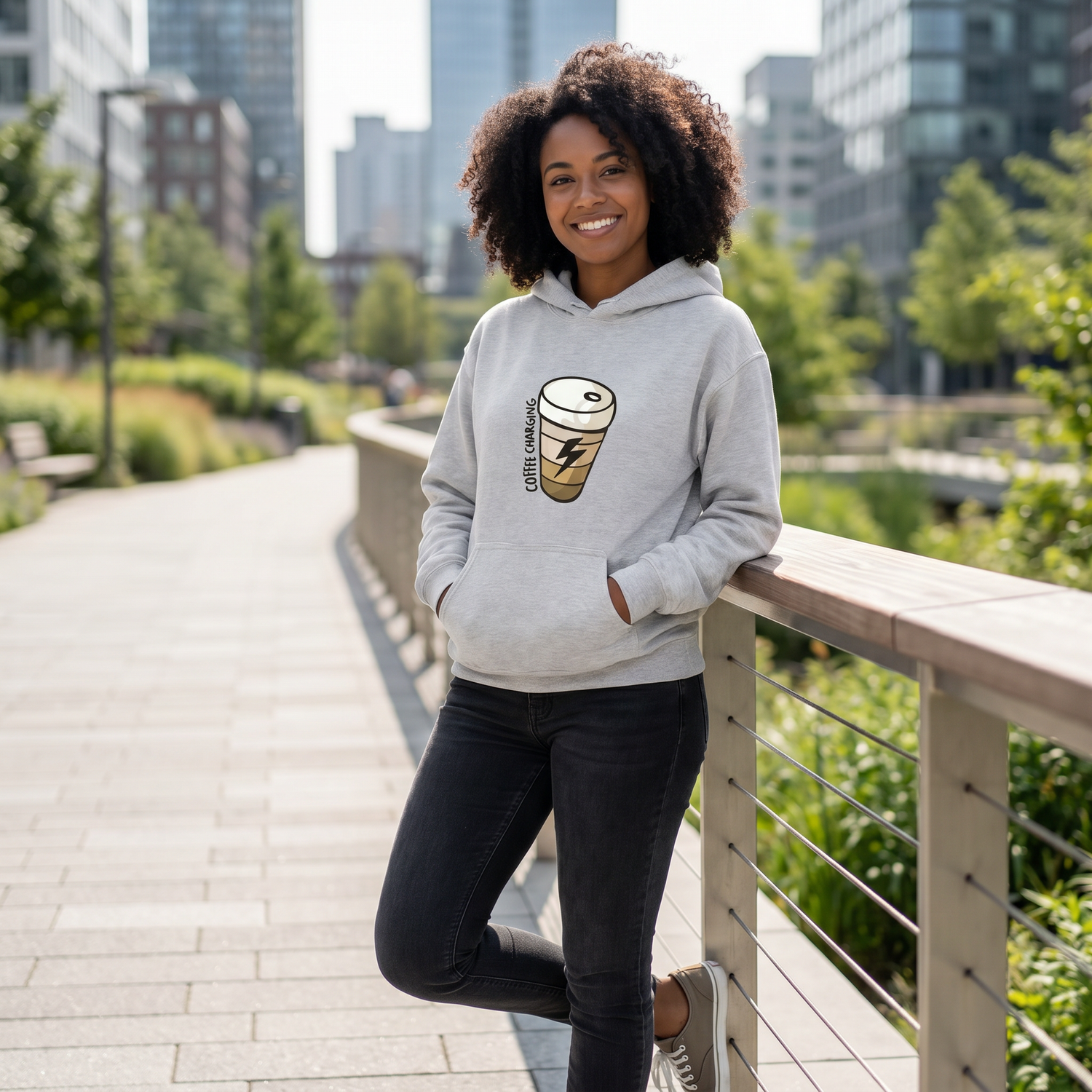 Grafik Damen Hoodie mit Kaffee Spruch, Kapuzenpullover für Damen, BUYATHOME24, in Größen S bis 3XL, weiche Baumwolle.