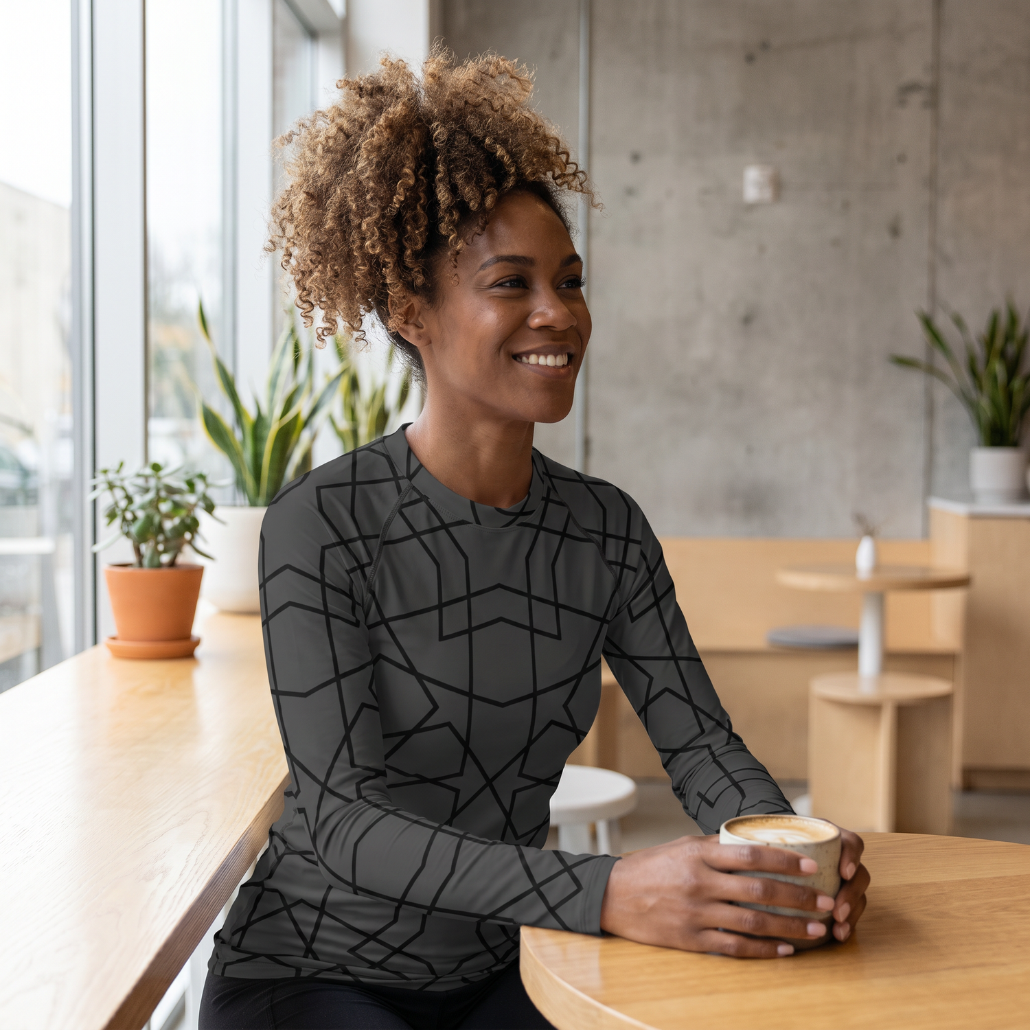 Damen Fitness-Top von BUYATHOME24, langärmliges Sportshirt in XS-3XL, atmungsaktiv und personalisierbar, auf weißem Hintergrund.