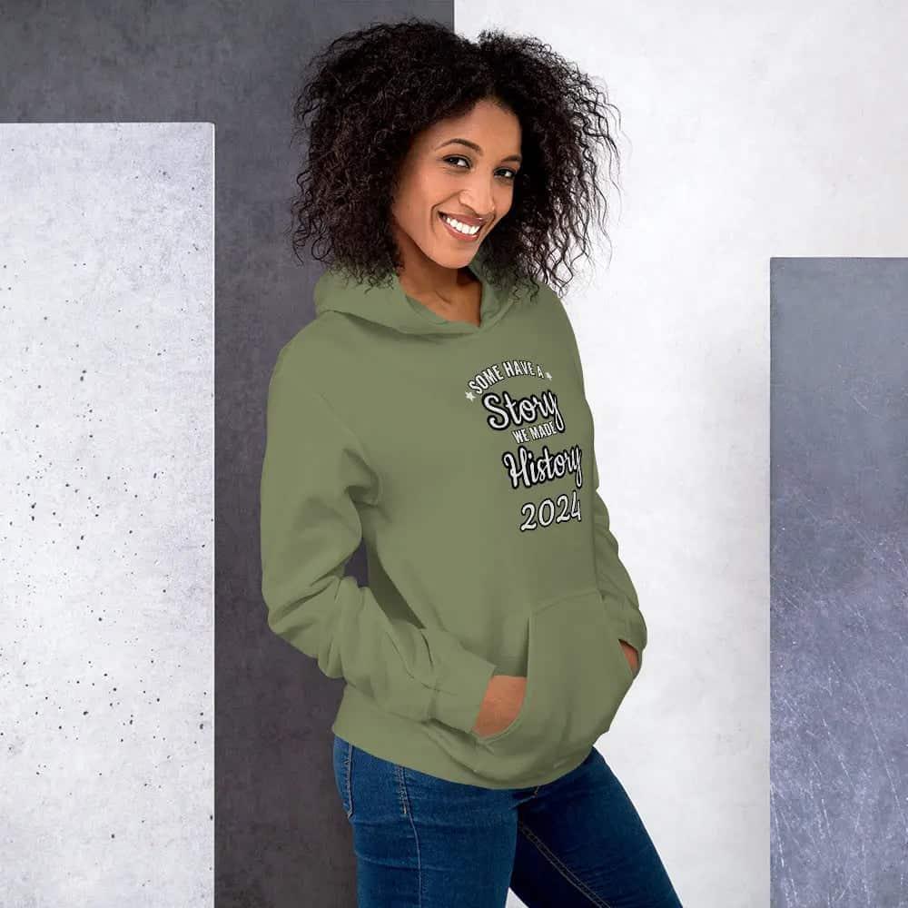 Grafik Damen Hoodie von BUYATHOME24, personalisierbarer Baumwoll-Hoodie in S-5XL, mit Druck auf der Vorderseite.