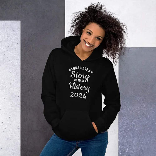 Damen Grafik Hoodie von BUYATHOME24, schwarz, personalisierbar, aus Baumwolle, in S-5XL, mit Hoodiedruck, bequem und stylisch