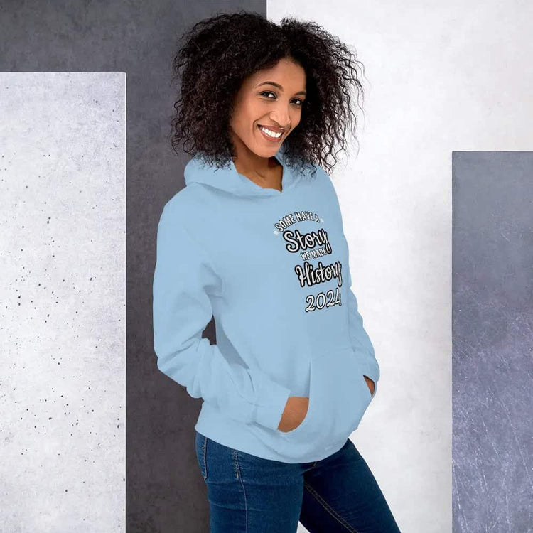 Grafik Damen Hoodie von BUYATHOME24, personalisierbar, Baumwolle, in S-5XL, mit auffälligem Druck, bequem und modisch.