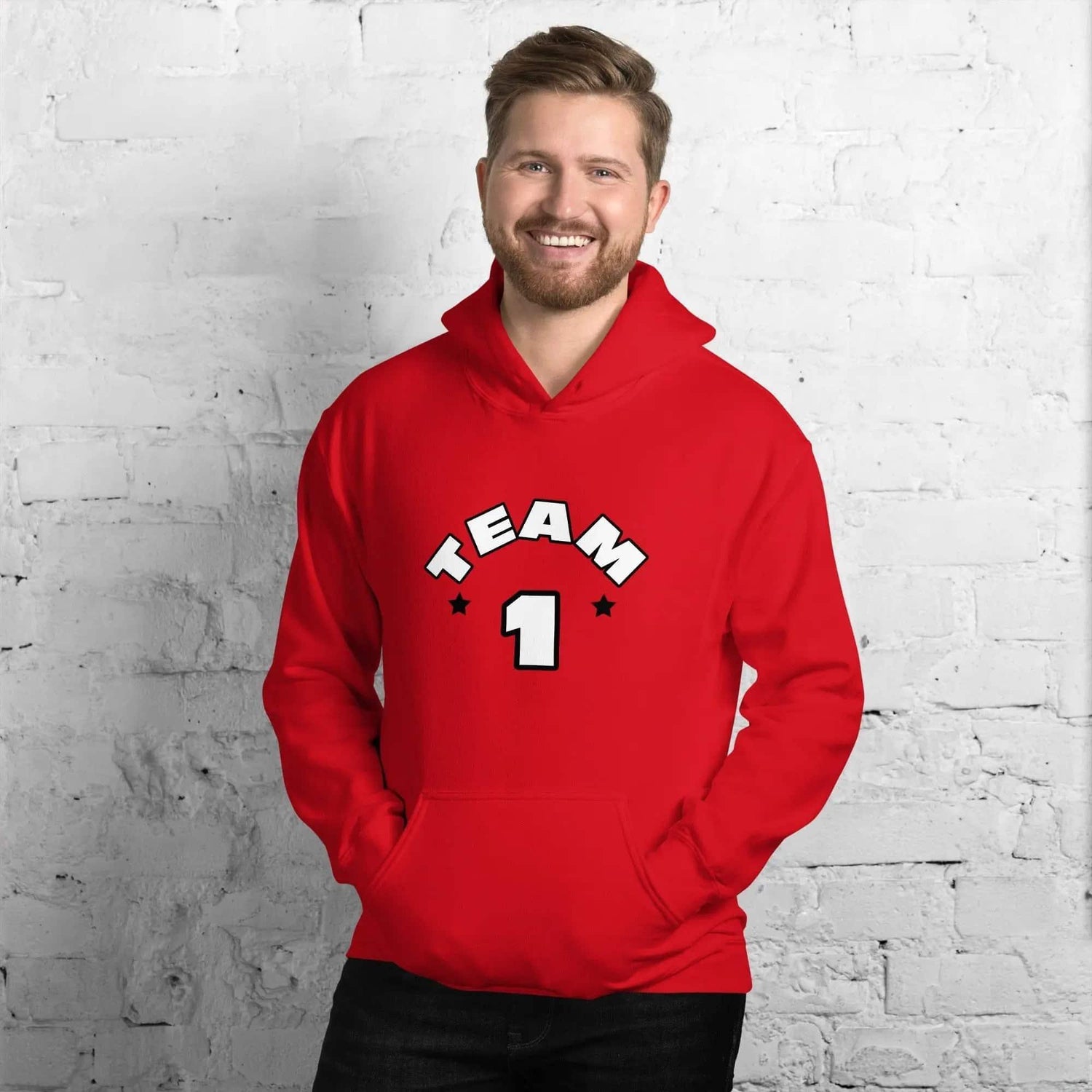 Roter Herren- und Damen-Hoodie mit Team 1 Grafik, Baumwolle, unisex, in Größe S bis 5XL, von BUYATHOME24.