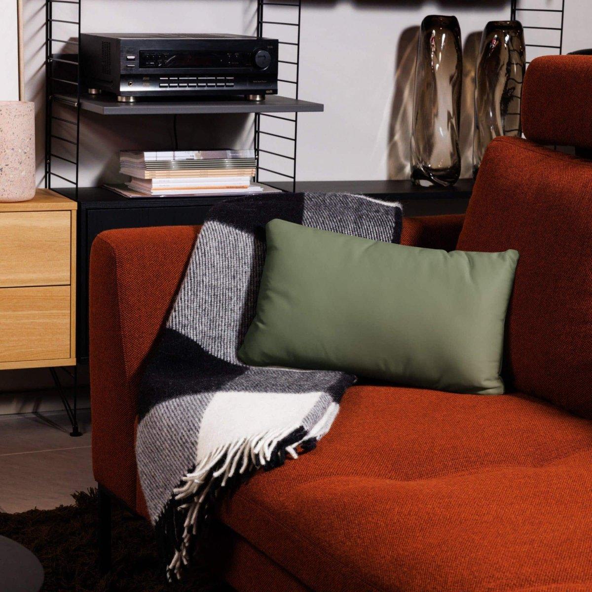 Handgenähtes Sofakissen 45x45 cm von BUYATHOME24, personalisierbar mit Textildruck, elegantes Dekokissen für das Sofa.